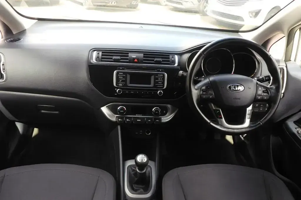 Used Kia Rio 84 HP (61 kW) 2017 White Hatchback