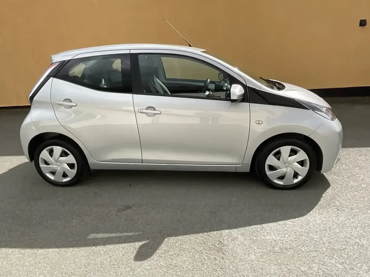 Usado Toyota Aygo X-play 68 CV (50 kW) 2017 Plateado Utilitario