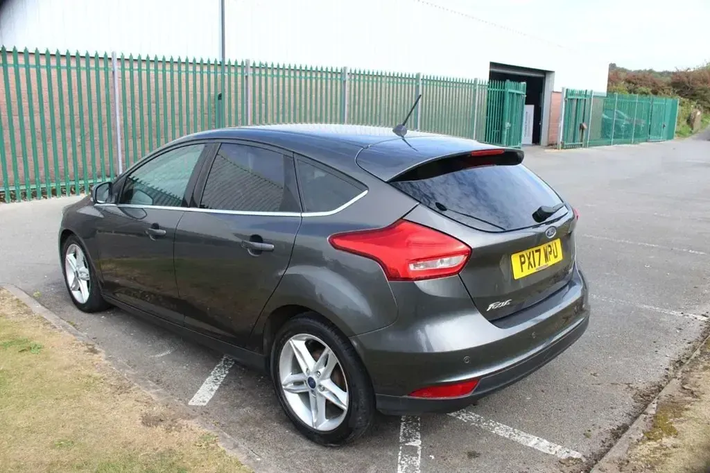 Used Ford Focus Zetec 125 HP (91 kW) 2017 Grey Hatchback