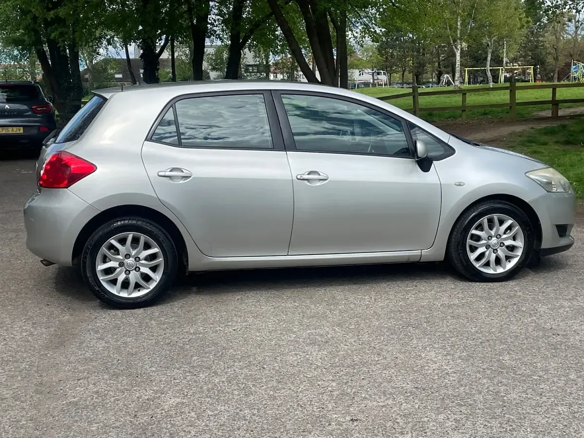 Used Toyota Auris T3 97 HP (71 kW) 2007 Silver Hatchback