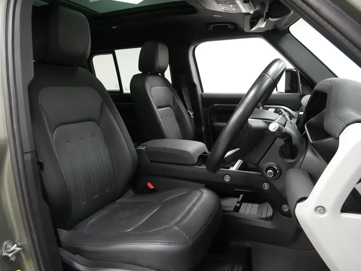 Used Land Rover Defender SE Dynamic 300 HP (220 kW) 2021 Green SUV