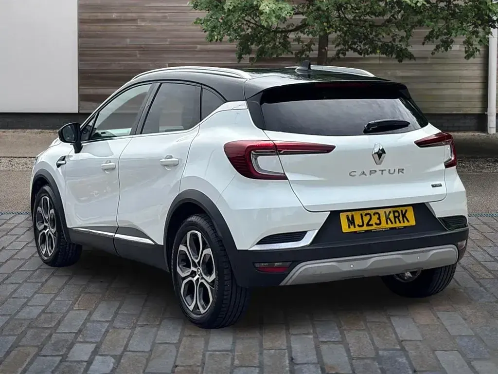 Used Renault Captur Techno 145 HP (106 kW) 2023 White/black SUV