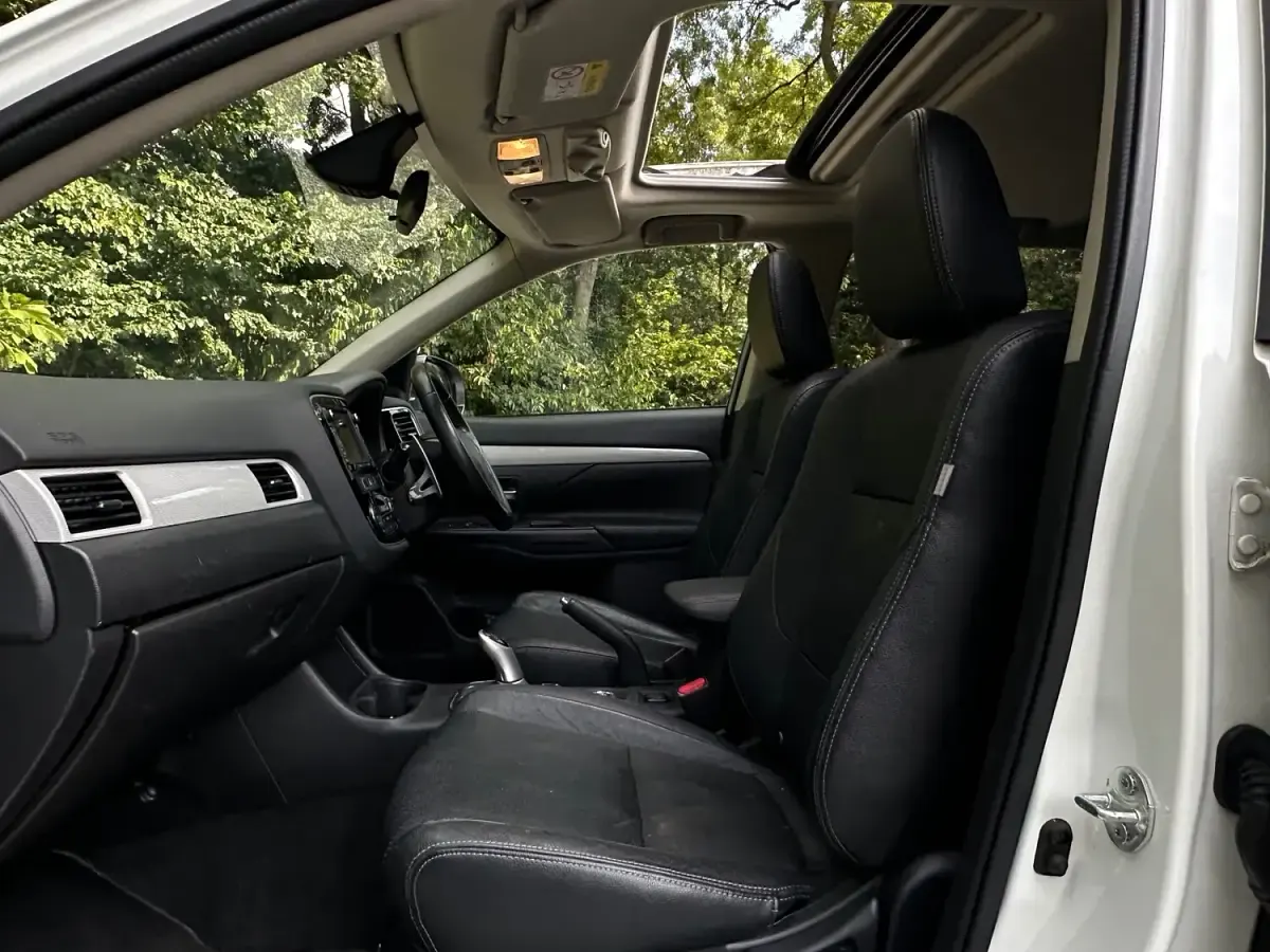 Used Mitsubishi Outlander P-HEV 2014 White Estate