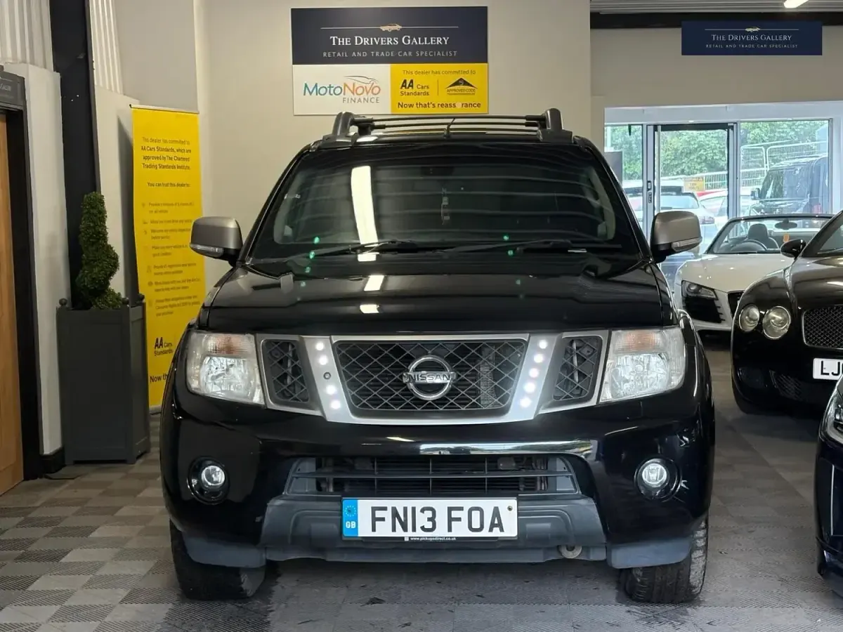 Used Nissan Navara Platinum 190 HP (139 kW) 2013 Black Pickup