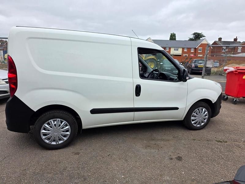 White Used 2018 Vauxhall Combo MPV | £3,995 (Good price) - Image 1/4