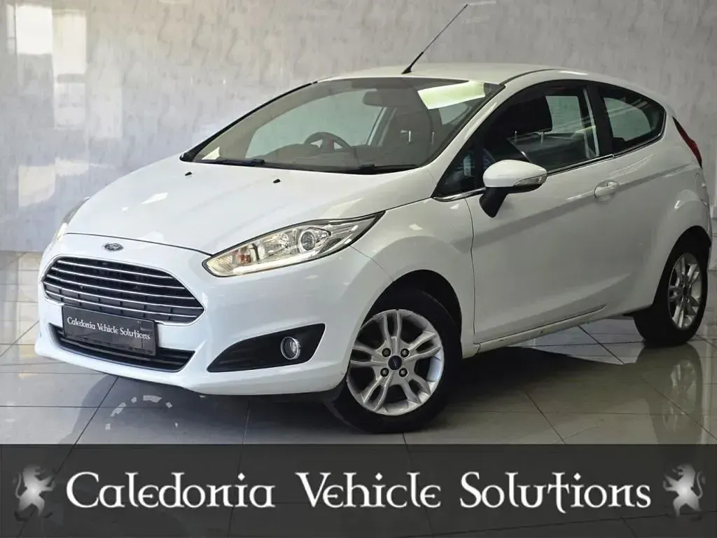 Used Ford Fiesta Zetec 82 HP (60 kW) 2016 White Hatchback