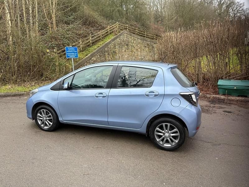 Used Toyota Yaris 90 HP (66 kW) 2014 Blue Hatchback