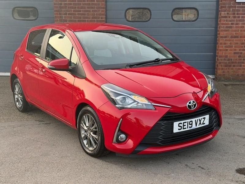 Used Toyota Yaris 71 HP (52 kW) 2019 Red Hatchback