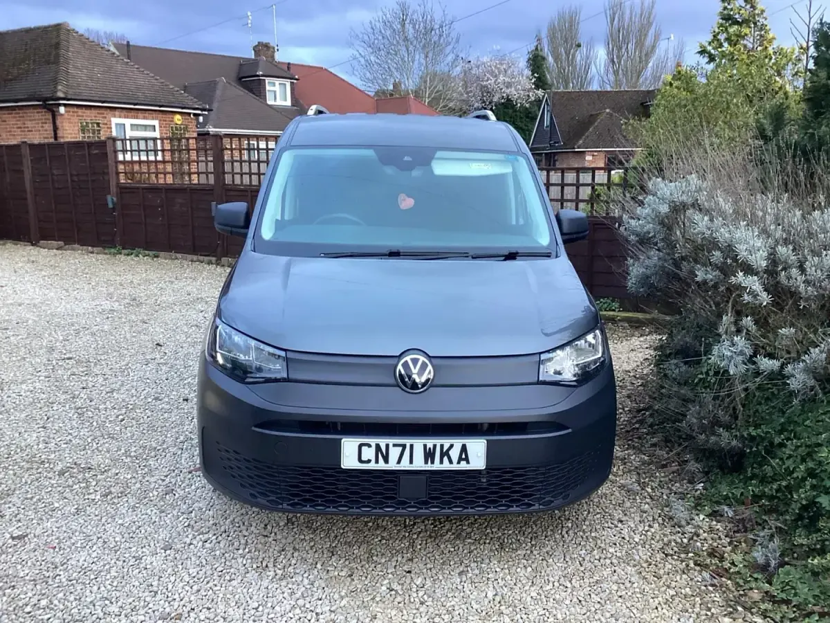 Begagnad VW Caddy S 75 HK (55 kW) 2021 Grå Minibuss