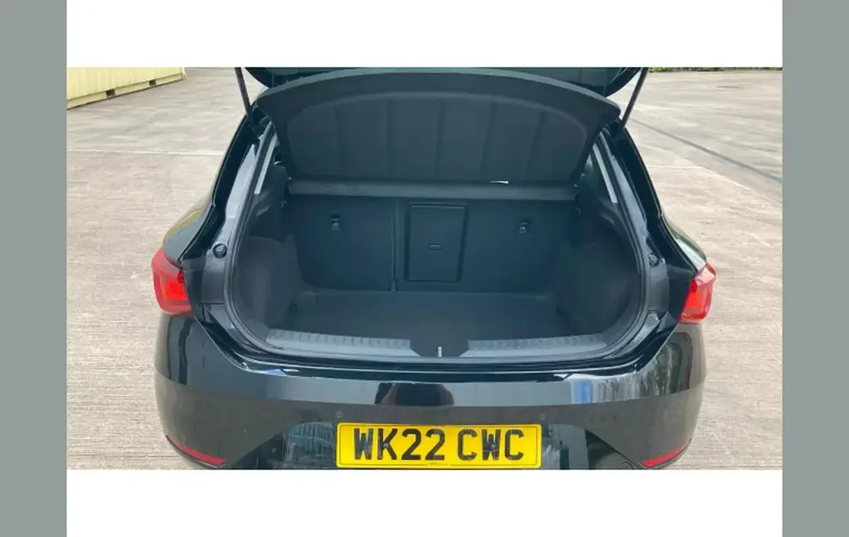 Begagnad Seat Leon XCELLENCE Lux 108 HK (79 kW) 2022 Svart Halvkombi
