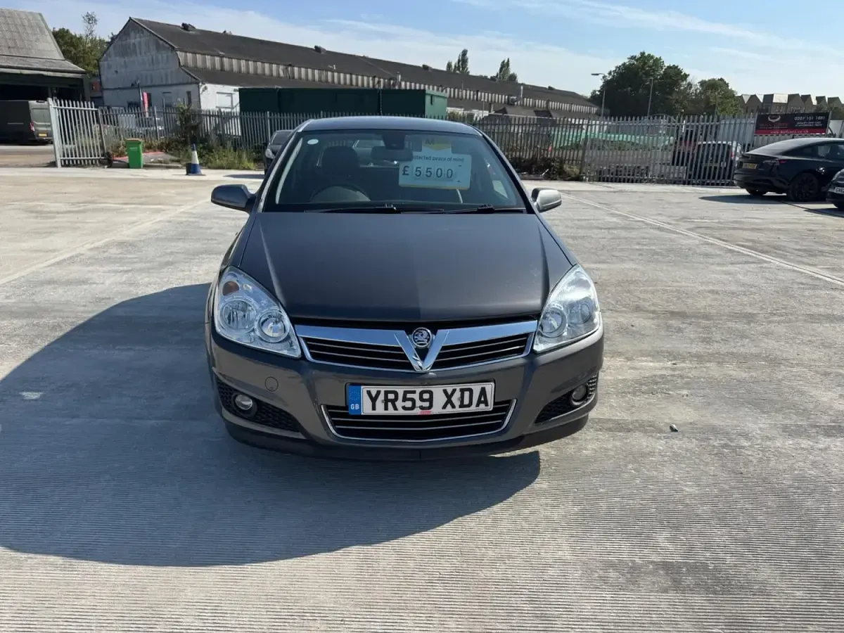 Used Vauxhall Astra Elite 138 HP (101 kW) 2009 Grey Hatchback