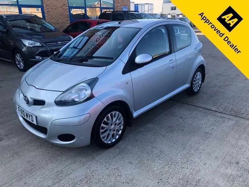 Usado Toyota Aygo Platinum 67 HP (49 kW) 2010 Prateado Citadino