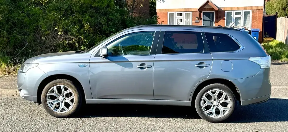 Begagnad Mitsubishi Outlander P-HEV 2015 Grå SUV