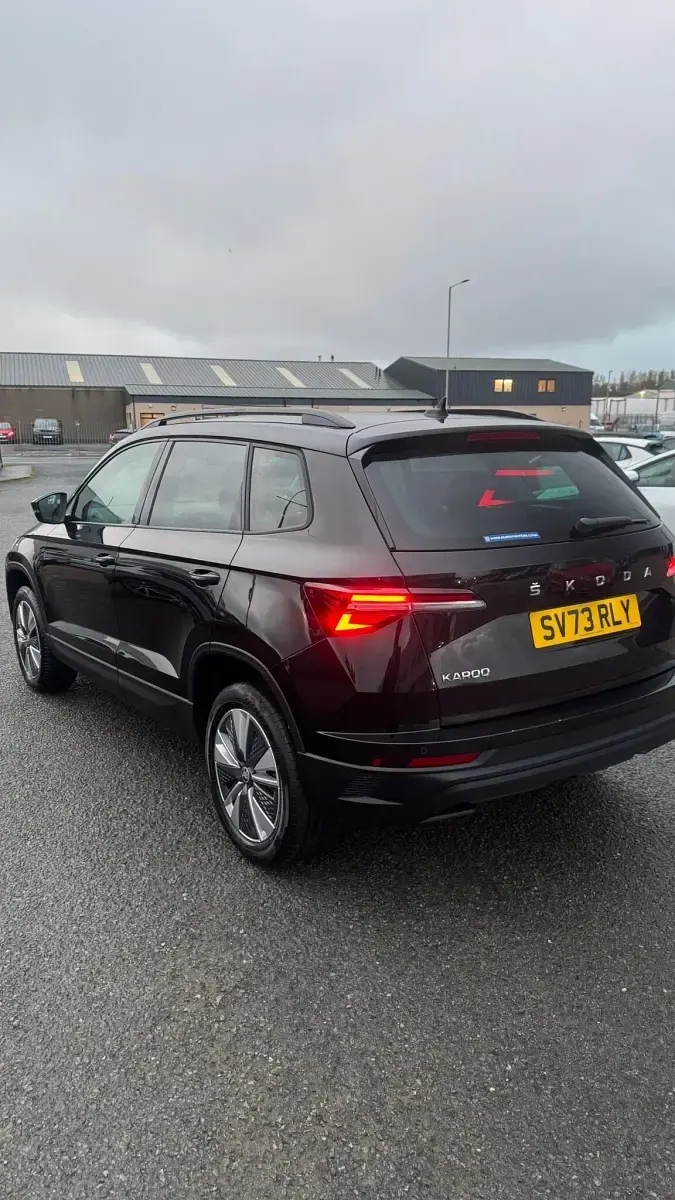 Usado Skoda Karoq SE Drive 114 HP (83 kW) 2023 Preto SUV