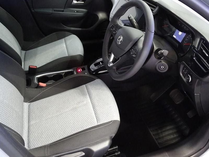 Second-hand Vauxhall Corsa Design Edition 100 CP (73 kW) 2025 Gri Hatchback