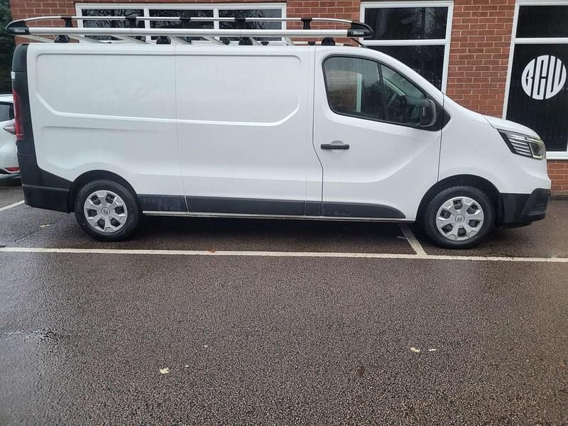 Begagnad Renault Trafic Business 2022 Vit Minibuss