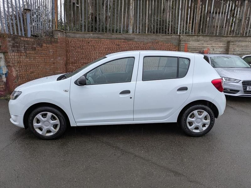 Used Dacia Sandero Ambiance 75 HP (55 kW) 2014 White Hatchback