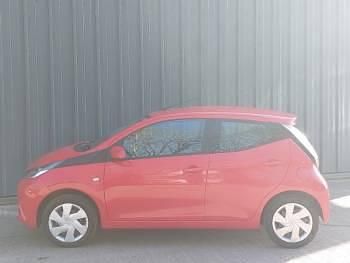 Used Toyota Aygo X-play 68 HP (50 kW) 2016 Red Hatchback