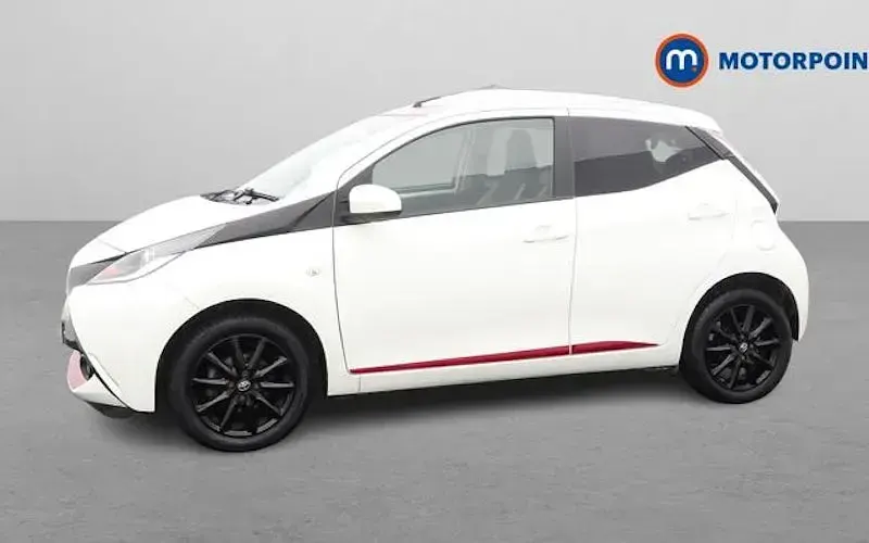 Used Toyota Aygo x-press 69 HP (50 kW) 2018 White Hatchback