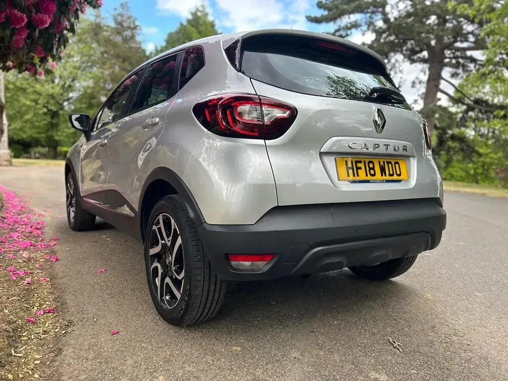 Used Renault Captur Dynamique 90 HP (66 kW) 2018 Silver SUV