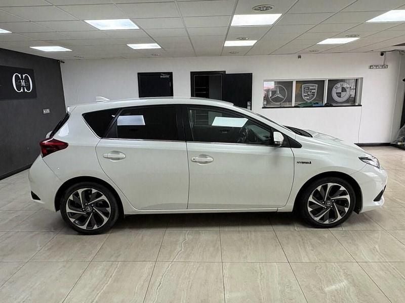 Used Toyota Auris Hybrid Design 136 HP (100 kW) 2016 White Hatchback