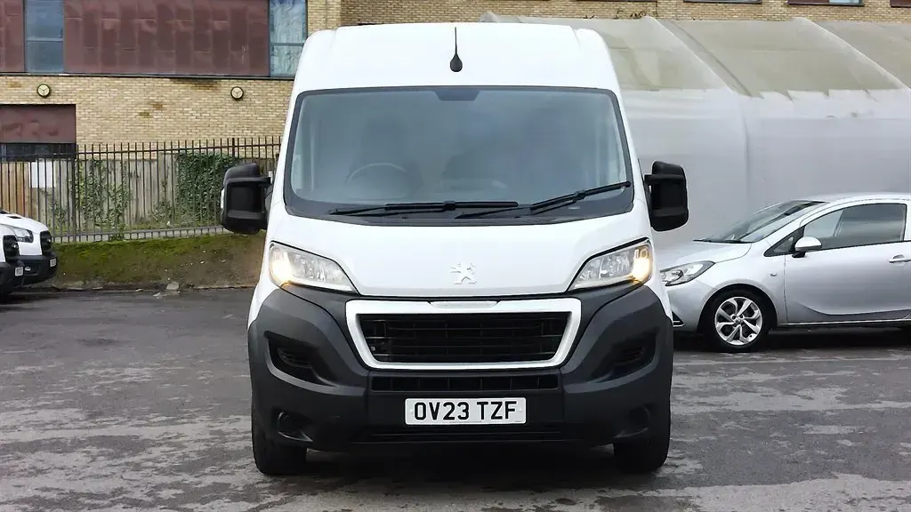 Gebraucht Peugeot Boxer Premium 140 PS (102 kW) 2023 Weiß Van