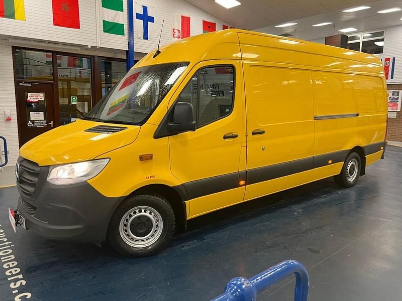 Used Mercedes Sprinter Progressive 143 HP (105 kW) 2020 Yellow Van