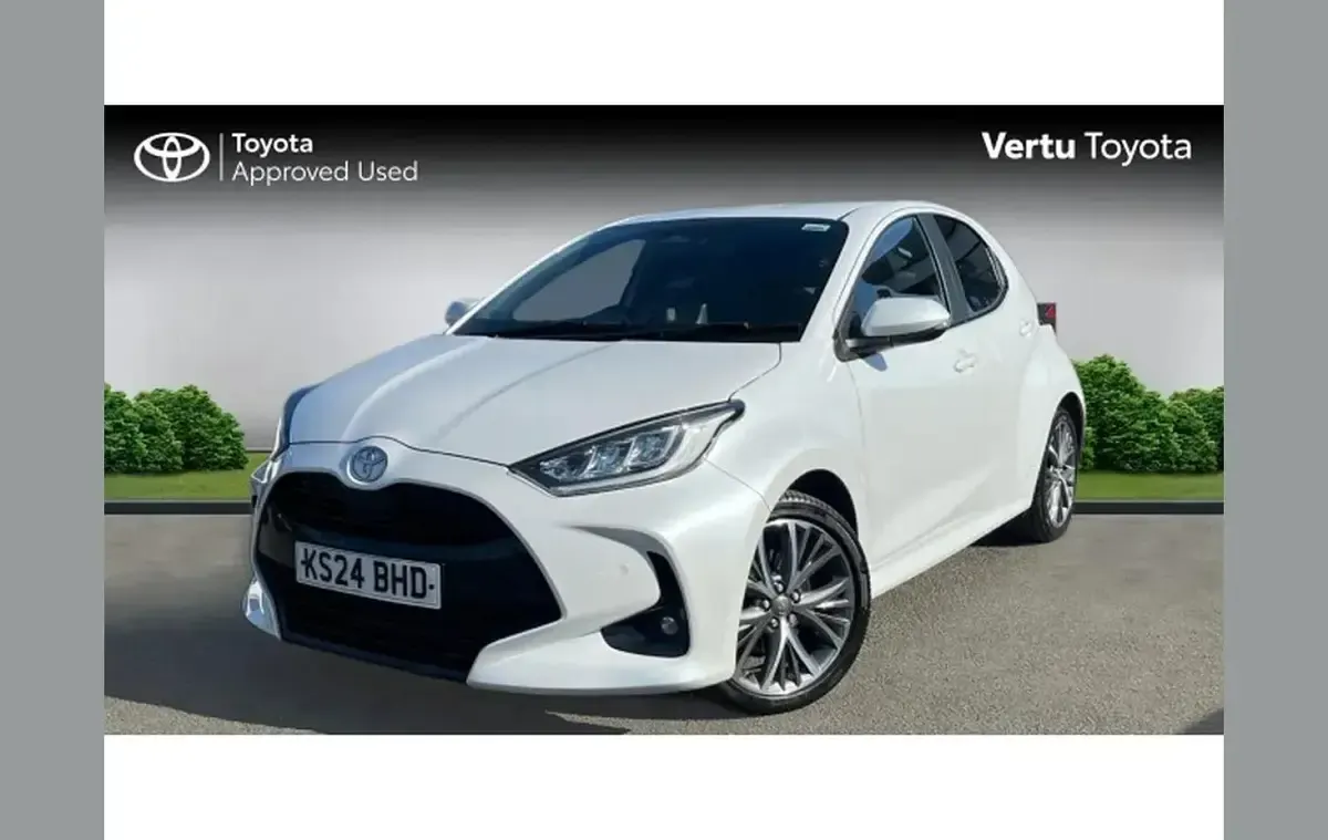 Used Toyota Yaris 113 HP (83 kW) 2024 White Hatchback