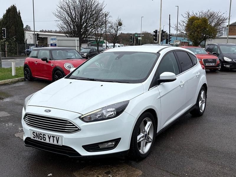 Used Ford Focus Zetec 120 HP (88 kW) 2016 Frozen white Hatchback