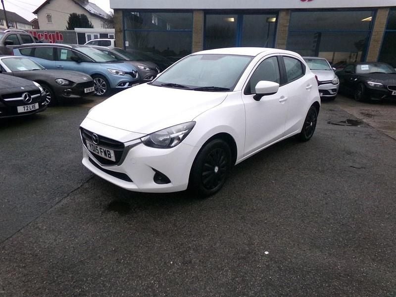 Used Mazda 2 75 HP (55 kW) 2015 White Hatchback