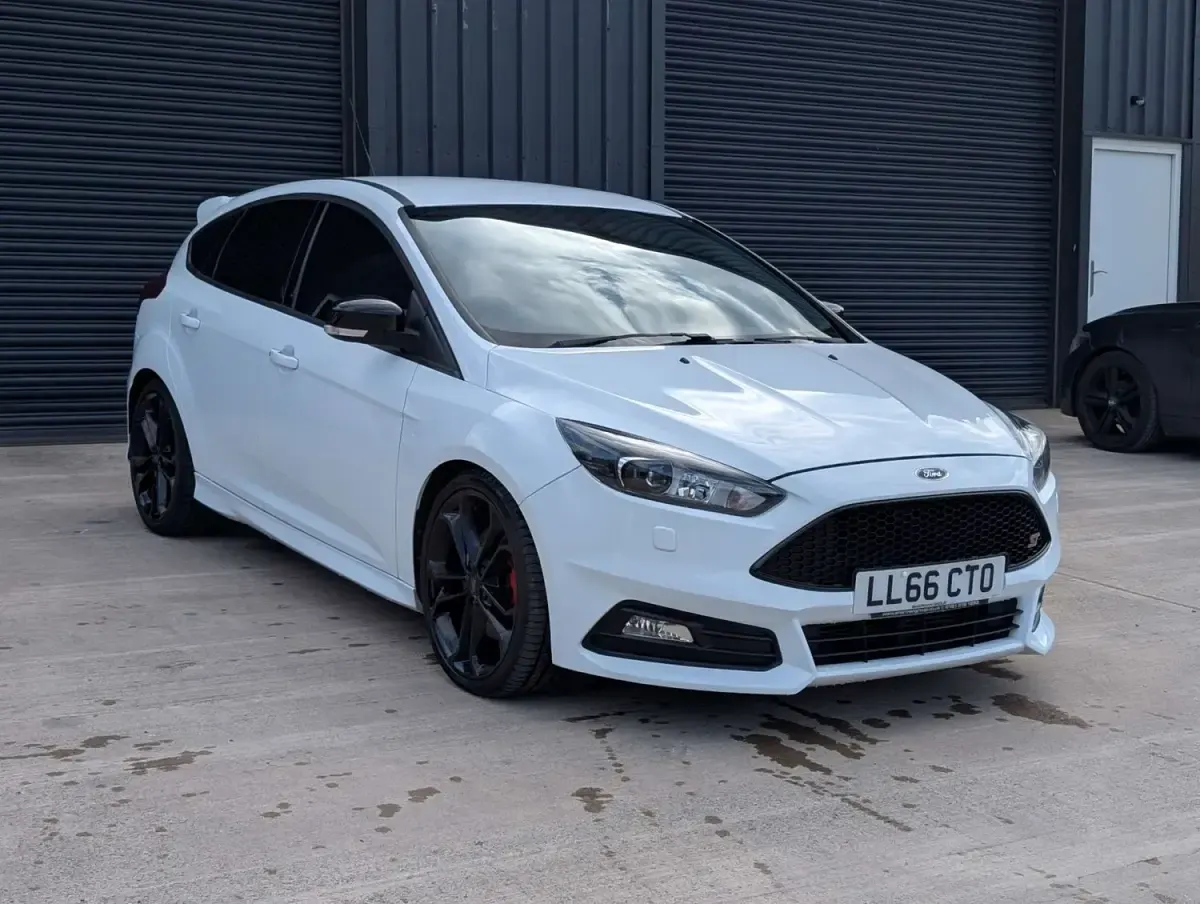 Gebraucht Ford Focus ST 250 PS (183 kW) 2016 Weiß Kleinwagen
