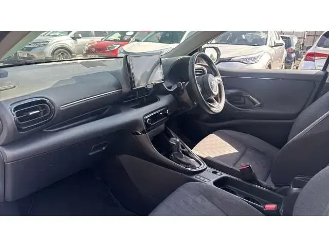 Used Toyota Yaris Hybrid Design 113 HP (83 kW) 2024 White Hatchback