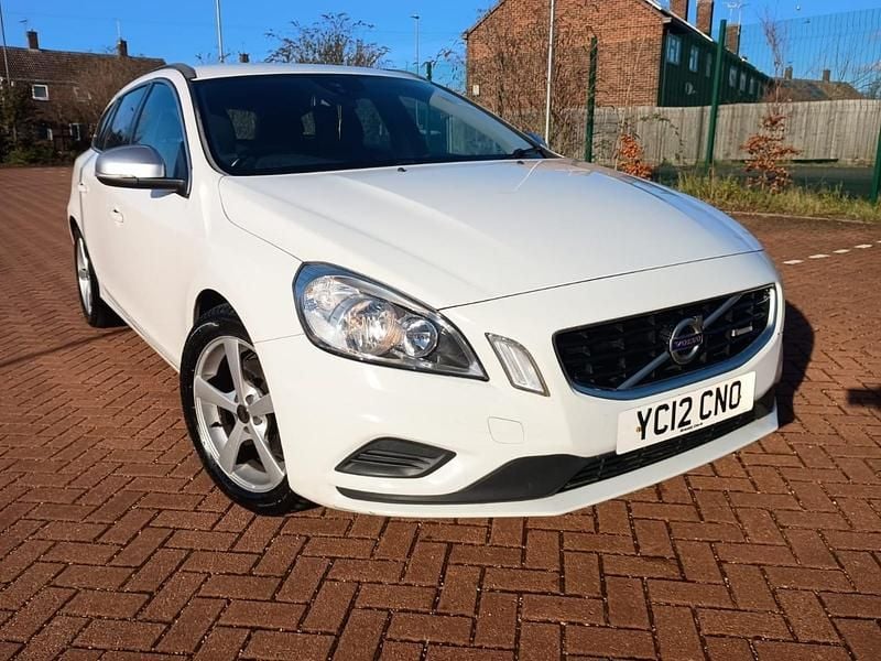 Used Volvo V60 R-Design 115 HP (84 kW) 2012 White Estate