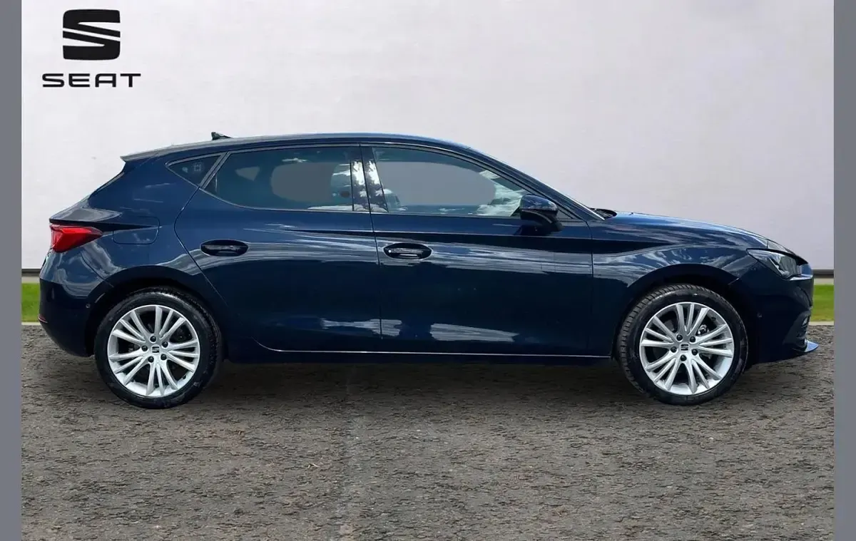 Used Seat Leon SE Dynamic 128 HP (94 kW) 2022 Blue Hatchback