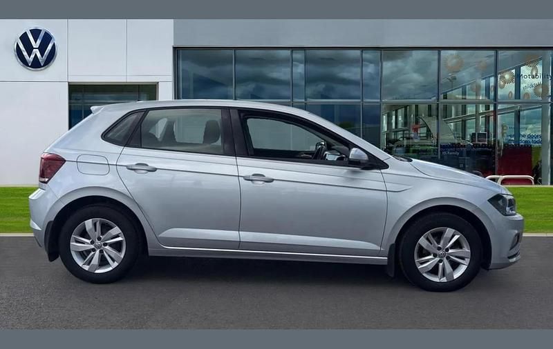 Used VW Polo SE 95 HP (69 kW) 2018 Reflex silver Hatchback