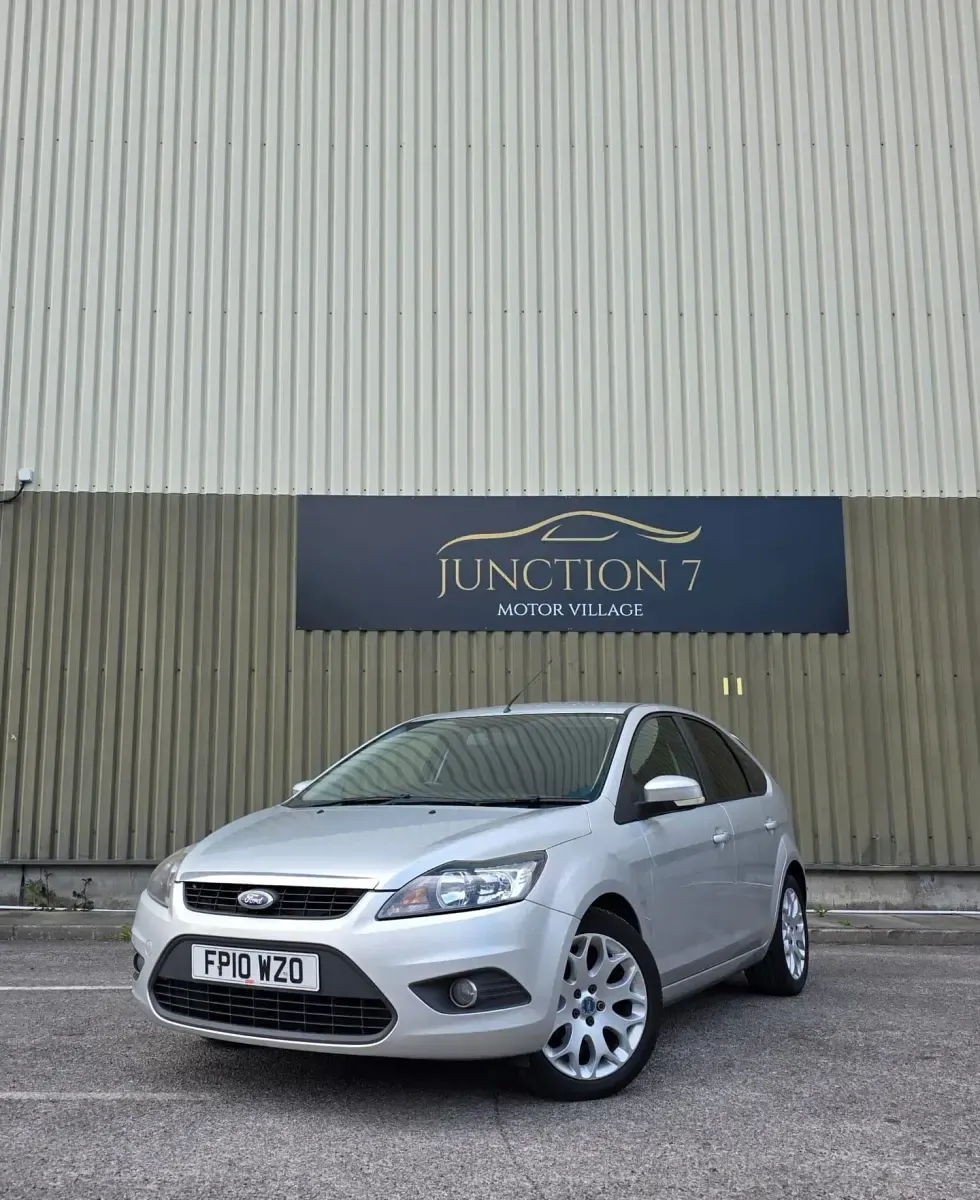 Używany Ford Focus Zetec 2010 Srebrny Hatchback