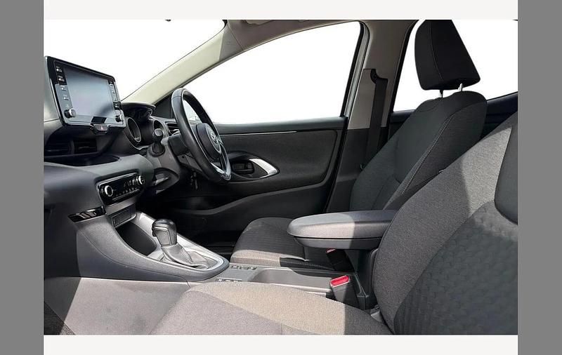 Used Toyota Yaris Hybrid Design 116 HP (85 kW) 2021 Silver Hatchback