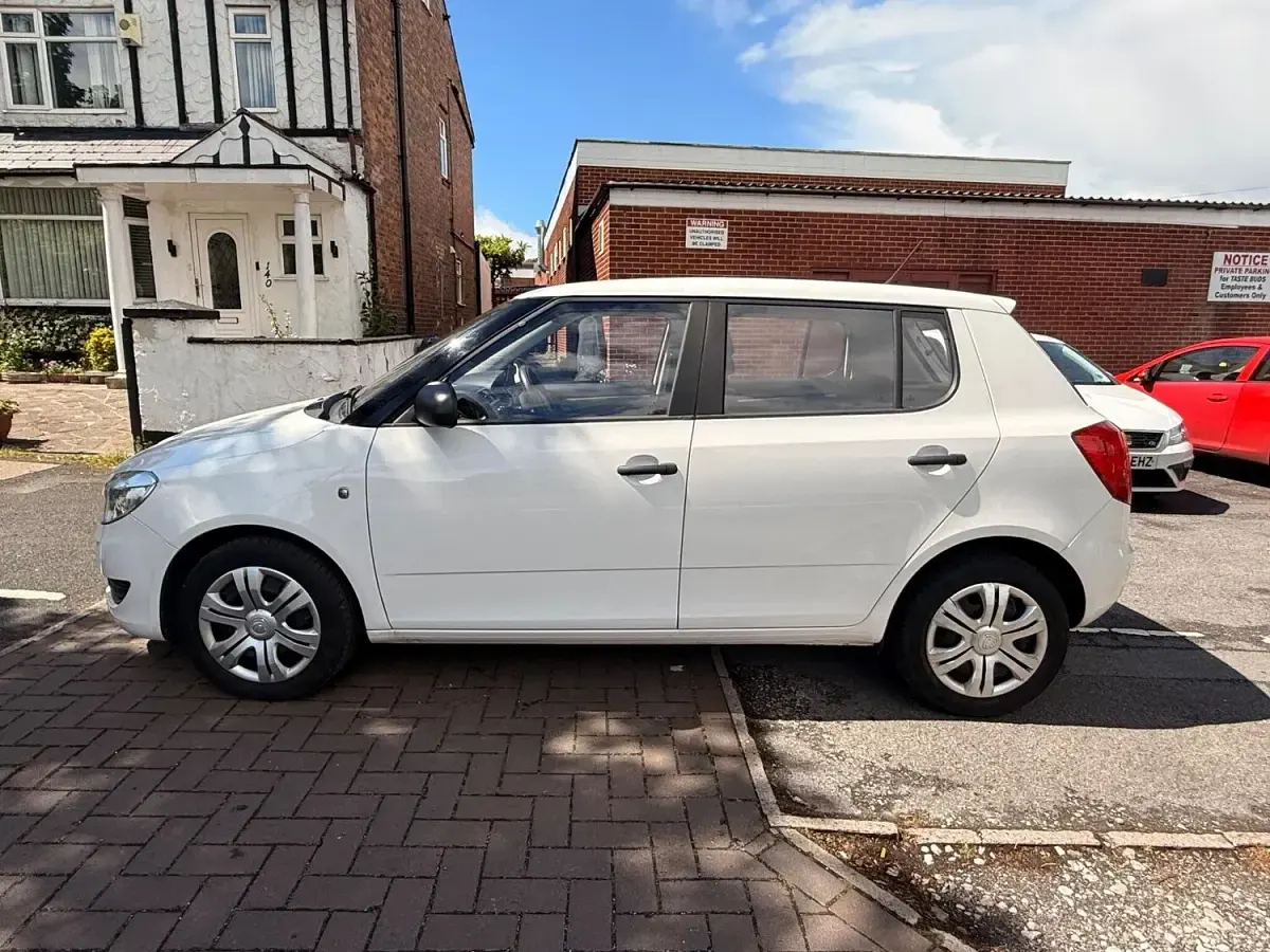 Used Skoda Fabia 60 HP (44 kW) 2013 White Hatchback