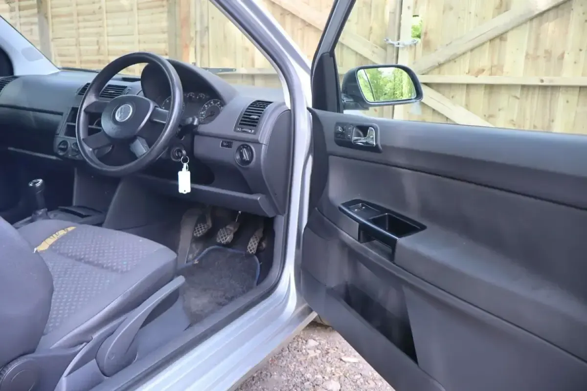 Begagnad VW Polo 2004 Silver Halvkombi