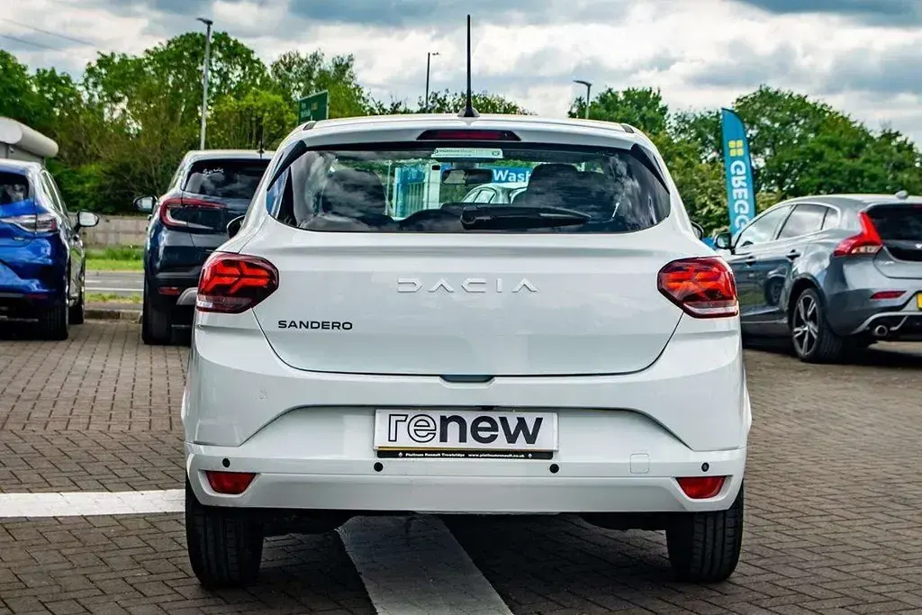 Usado Dacia Sandero Expression 90 CV (66 kW) 2023 Blanco Utilitario