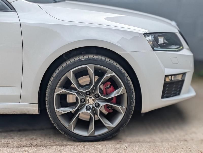 Used Skoda Octavia vRS 326 HP (239 kW) 2015 White Hatchback