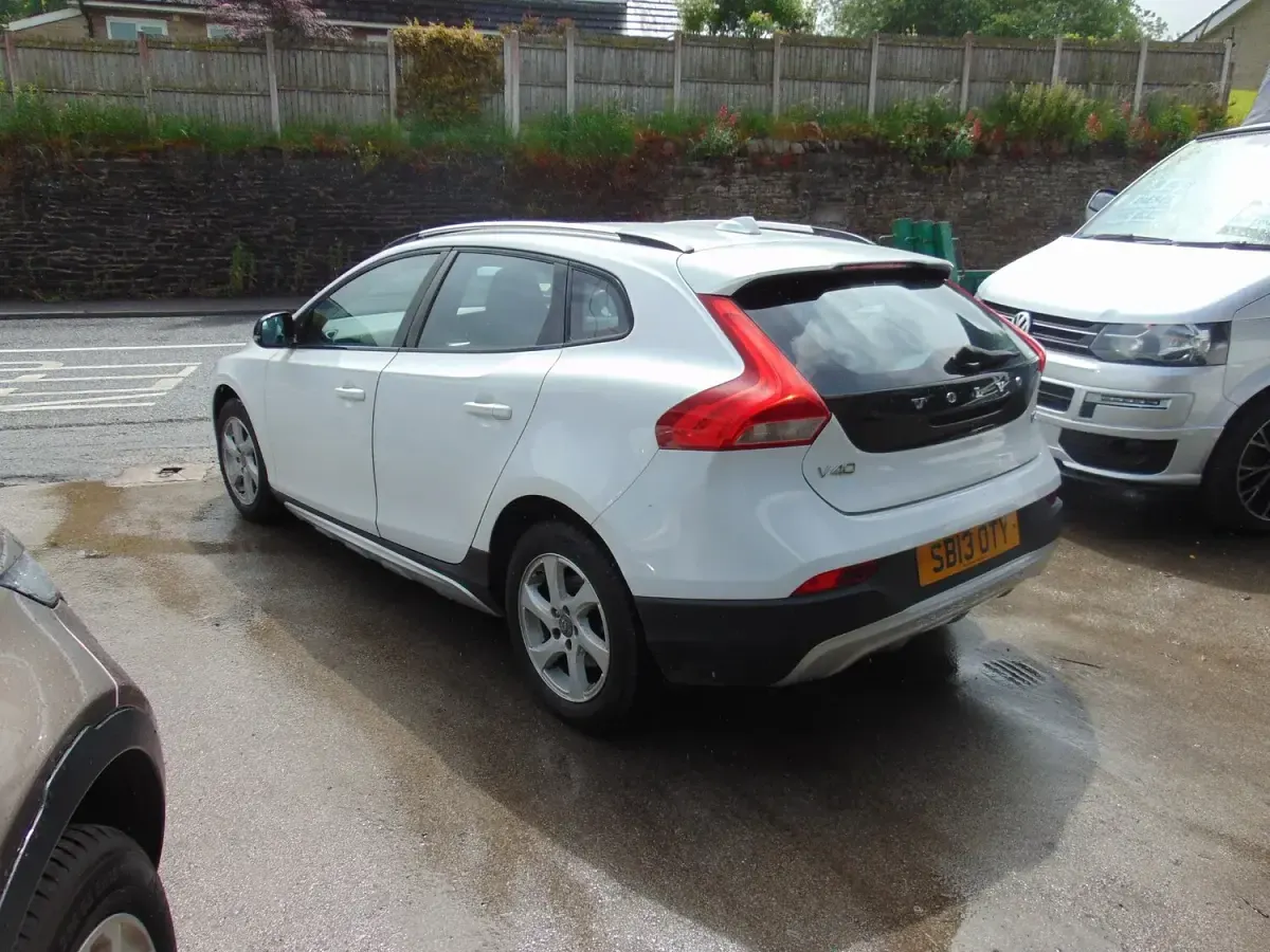 Used Volvo V40 SE 2013 White Hatchback