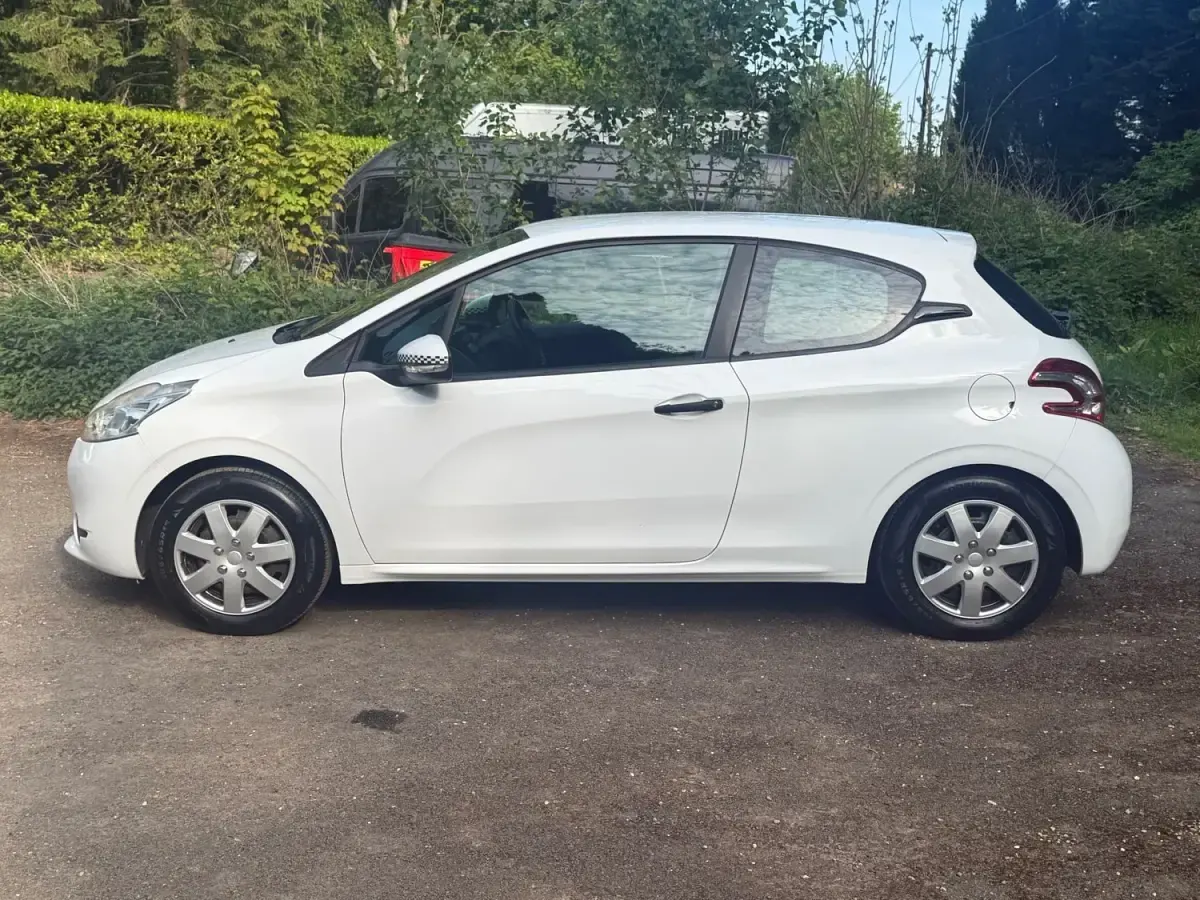 Used Peugeot 208 Access 68 HP (50 kW) 2012 White Hatchback