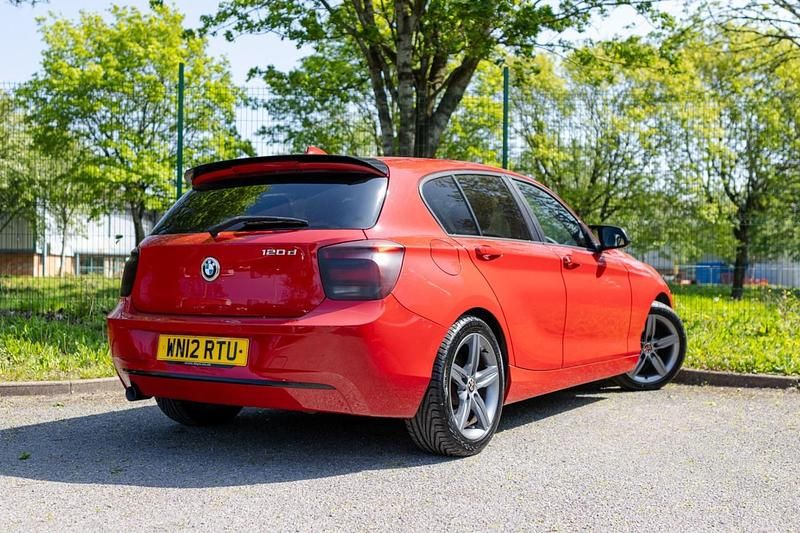 Begagnad BMW 120 Sport Line 184 HK (135 kW) 2012 Röd Halvkombi