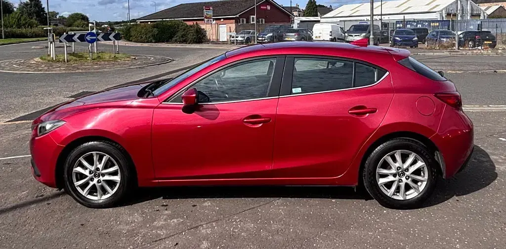 Used Mazda 3 100 HP (73 kW) 2016 Red Hatchback