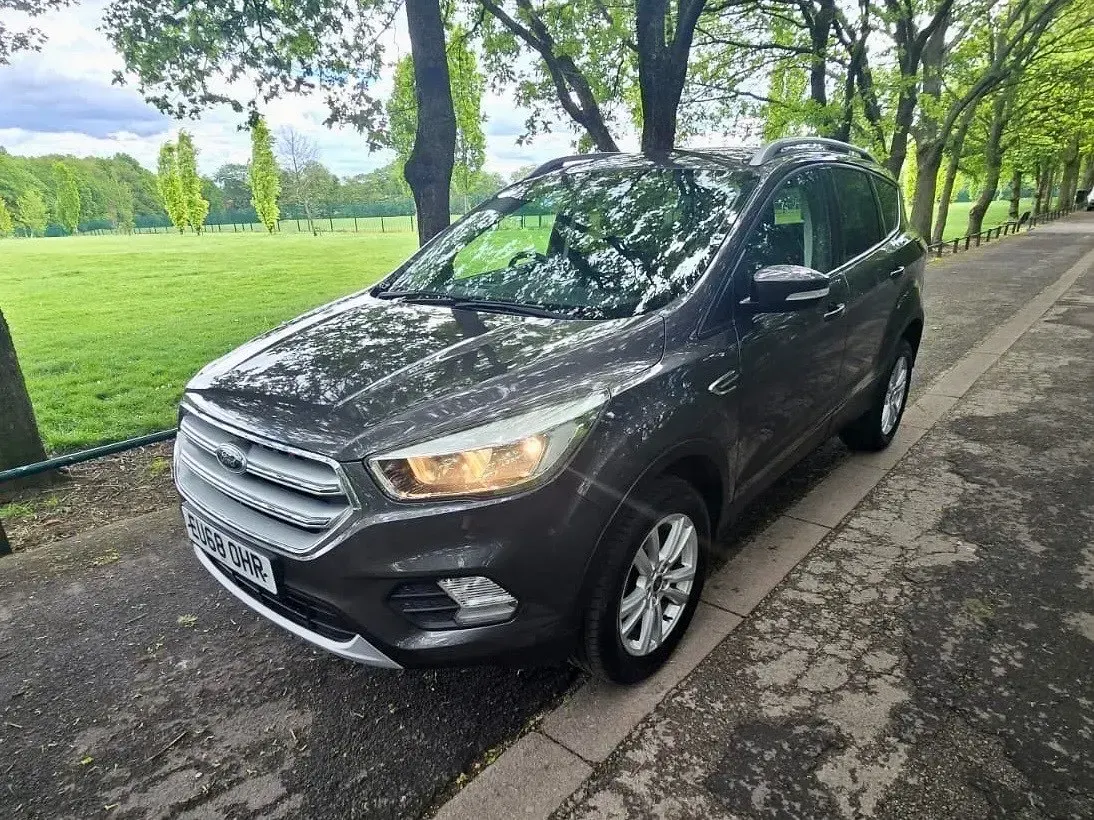 Usado Ford Kuga Zetec 120 CV (88 kW) 2019 Gris SUV