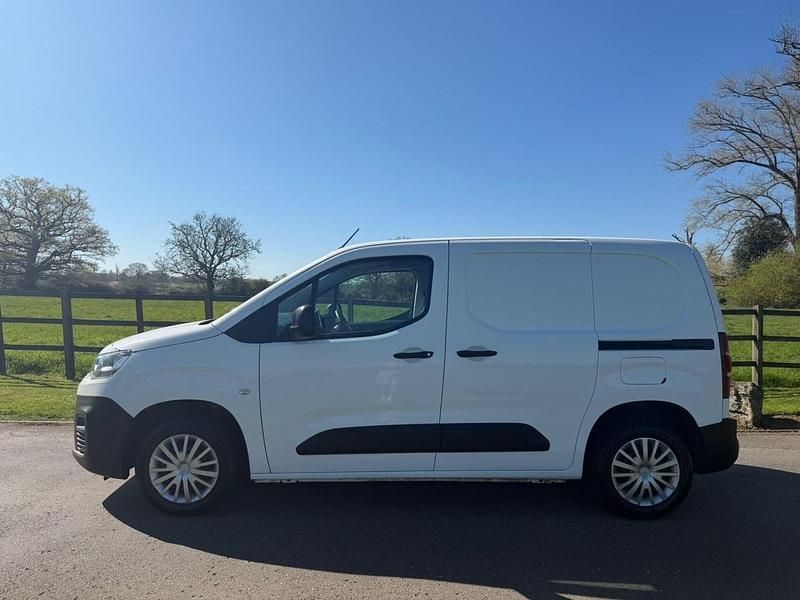 Used Citroën Berlingo 75 HP (55 kW) 2021 White MPV