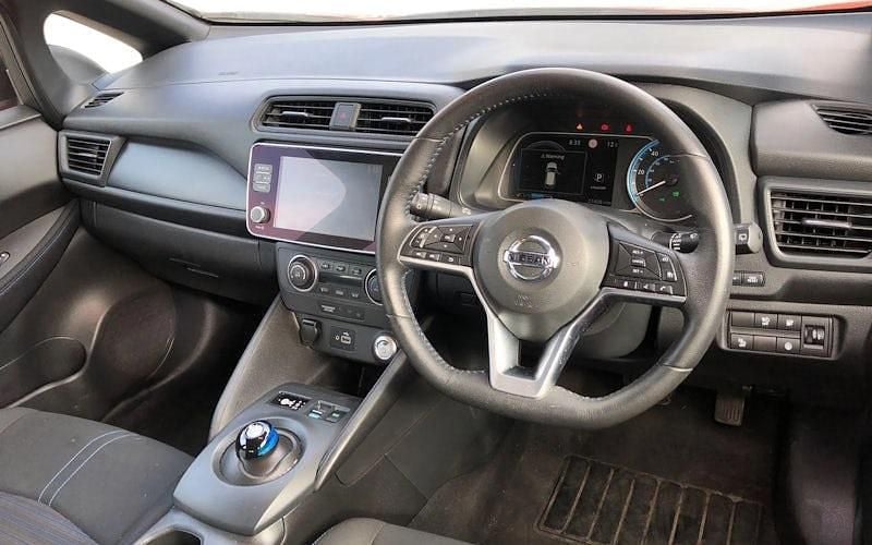 Begagnad Nissan Leaf Acenta 110 kW (150 HK) 2021 Röd Halvkombi