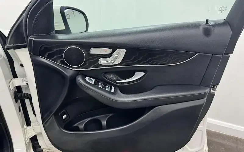Used Mercedes GLC220 Premium 170 HP (125 kW) 2018 White SUV