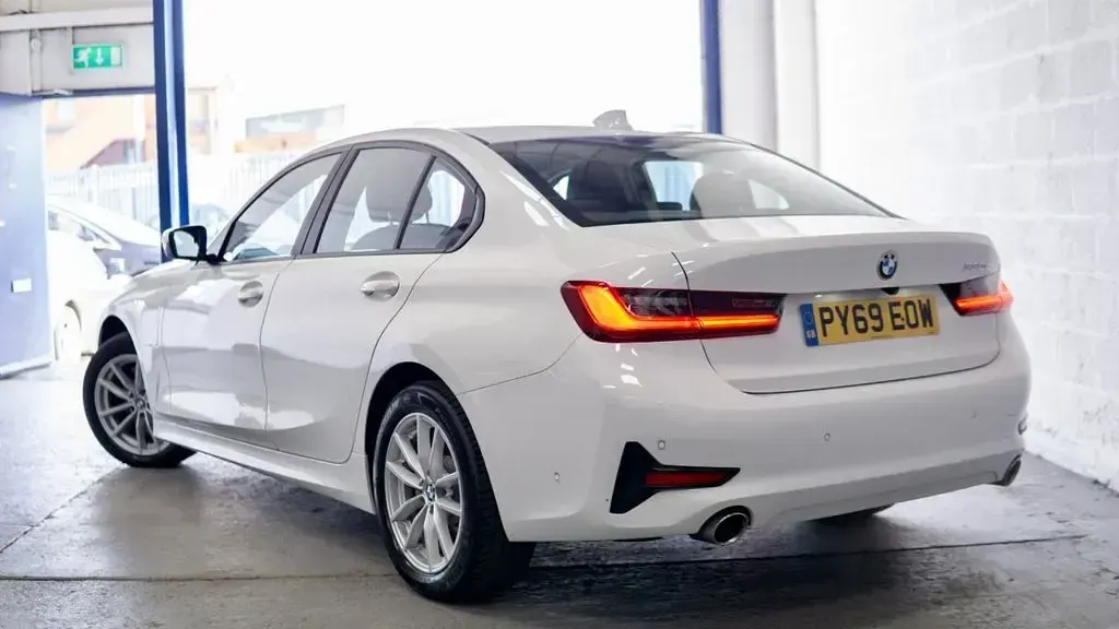 Usado BMW 330 Impressive 292 CV (214 kW) 2020 Blanco Berlina